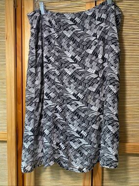 3 for $21!!  Kim Rogers Black & White A Line Skirt Sz L